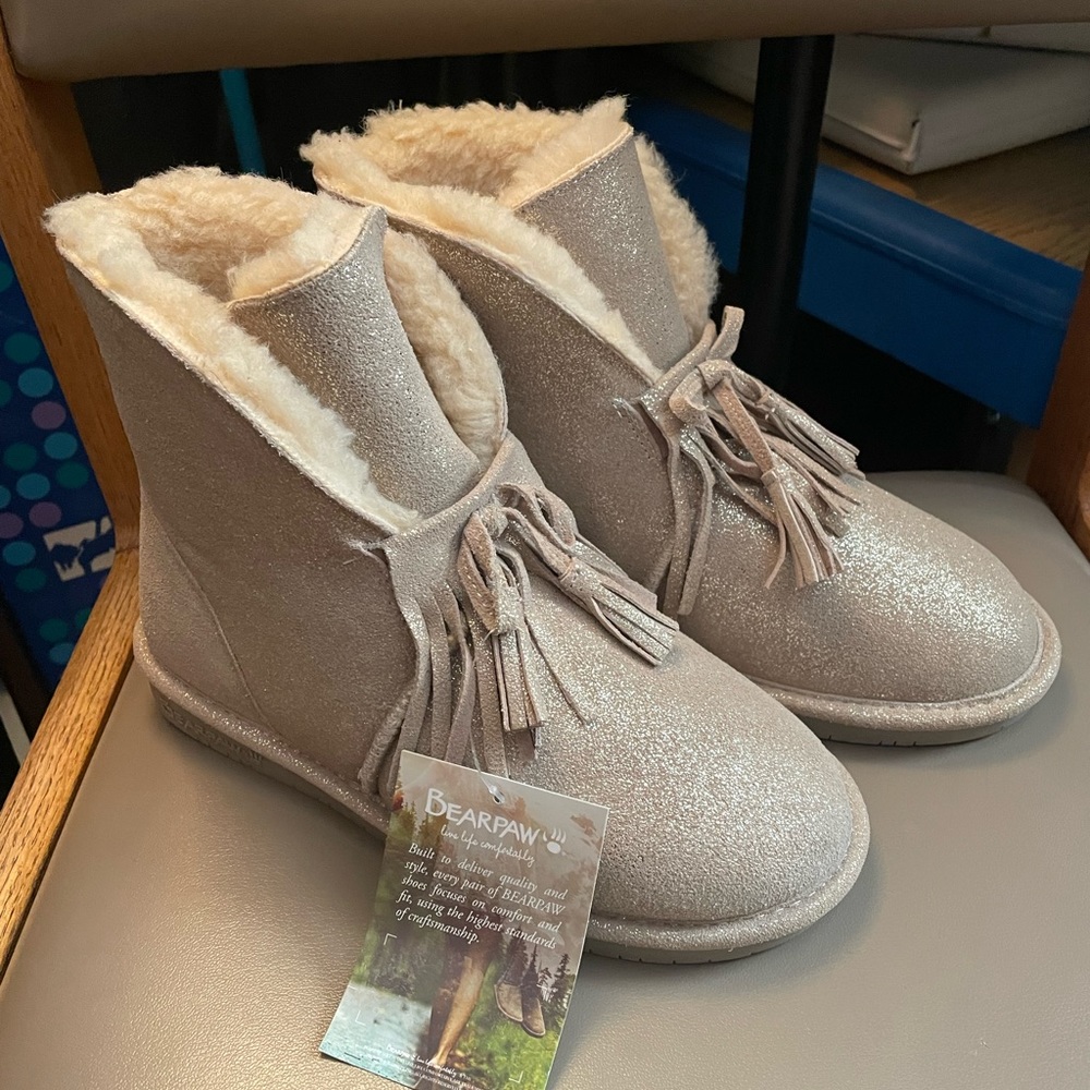 ✨NEVER WORN✨Bearpaw Christie Suede water and stain repellent bootie